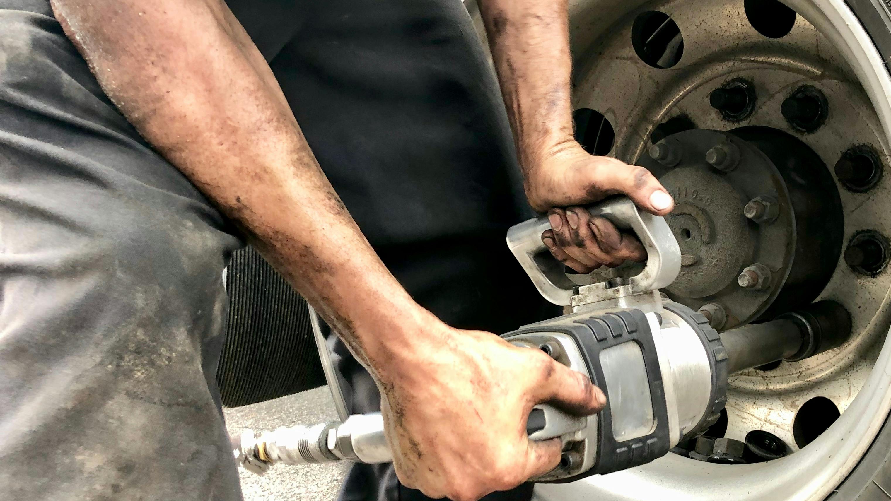 Key factors affecting safety when lifting commercial motor vehicles for tire service