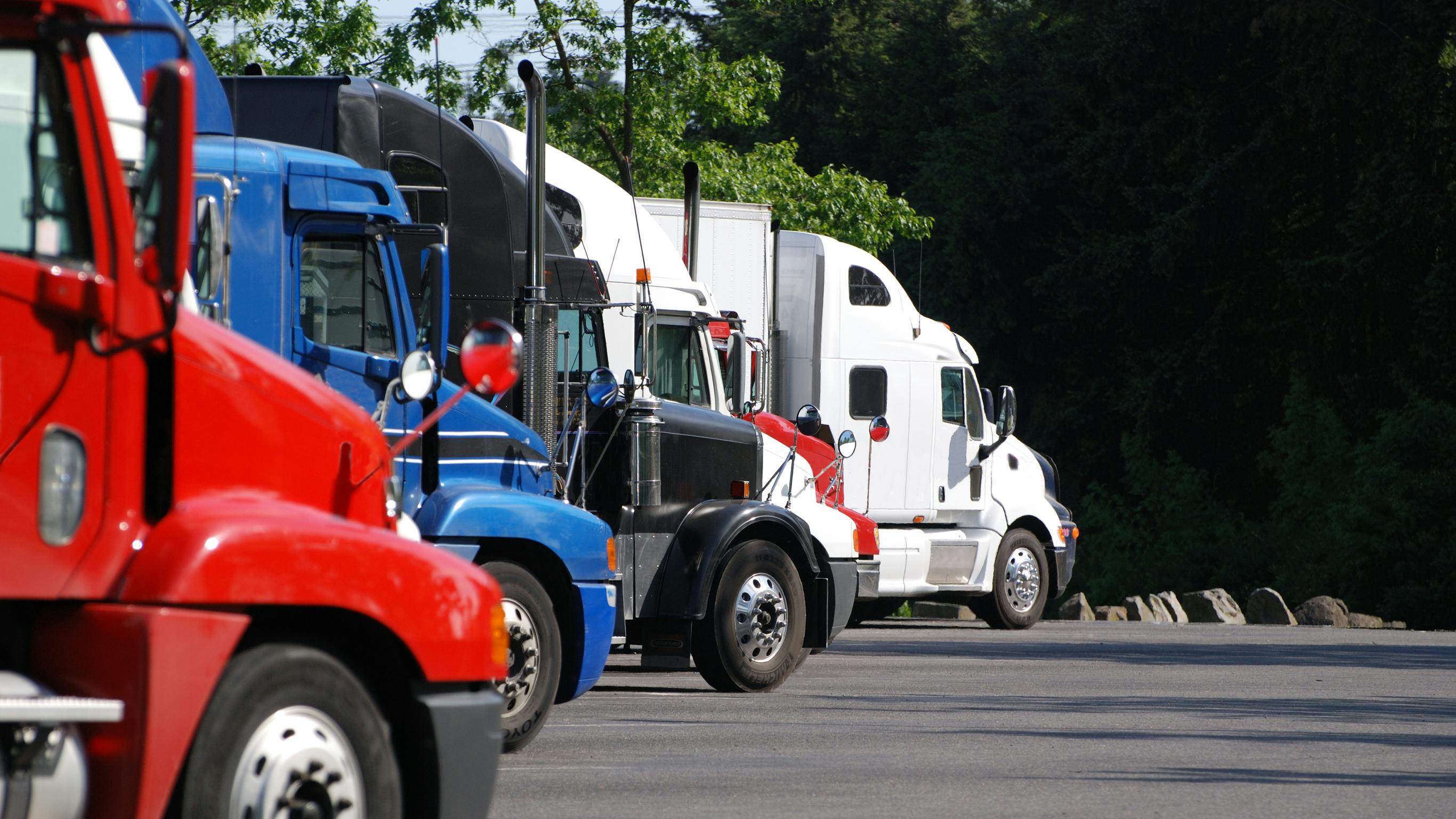 Trucking spot rates hold steady as refrigerated freight leads modest seasonal gains