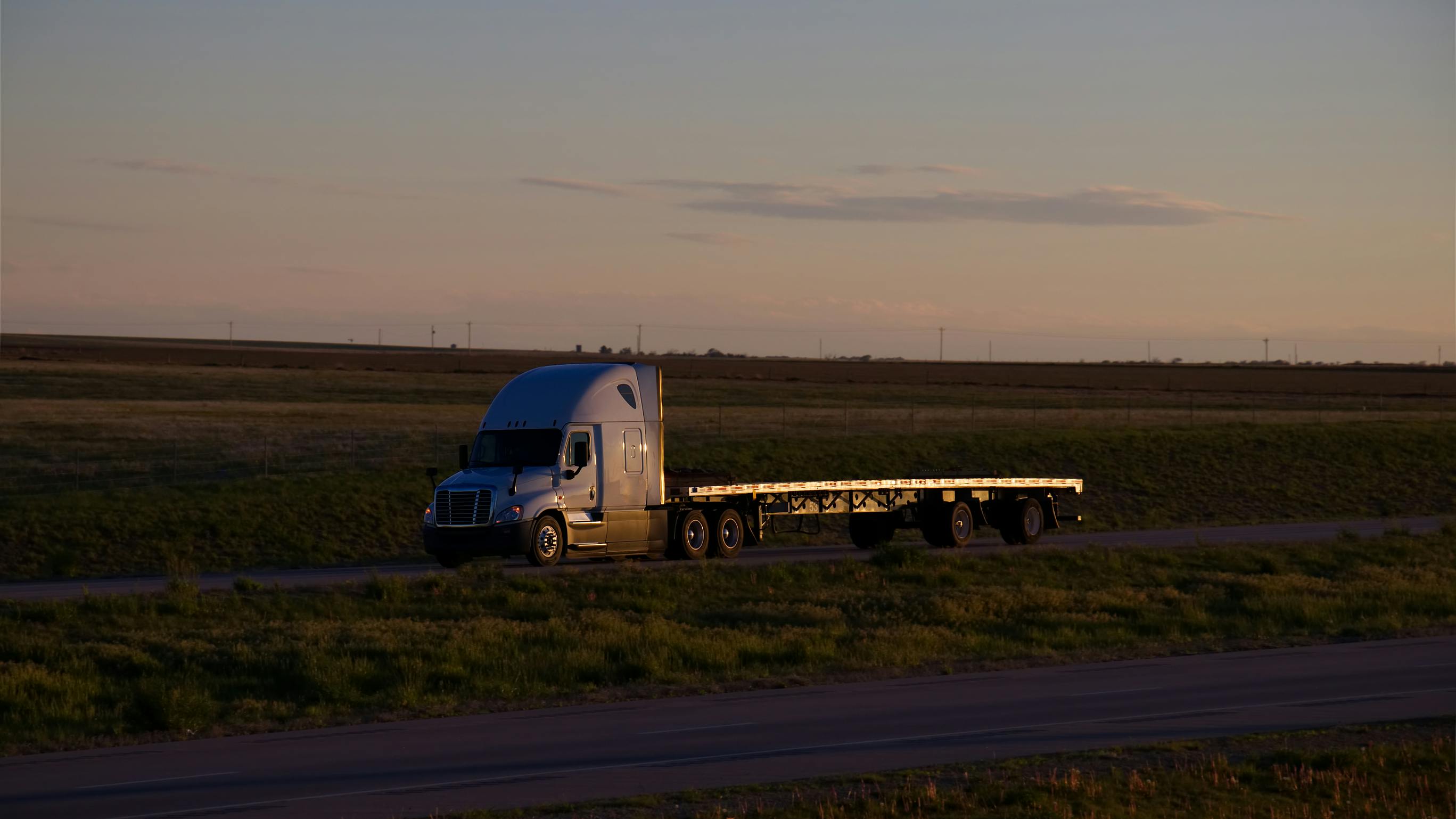 Dry van and refrigerated spot rates drop sharply as flatbed demand surges post-holiday