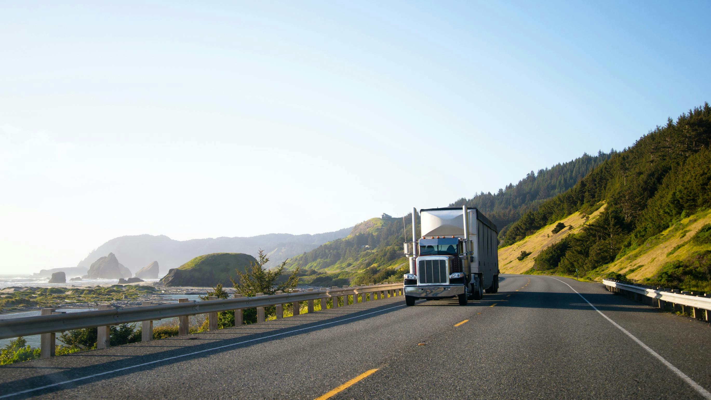 Dry van and reefer spot rates slide as flatbed prices climb, FTR and DAT report