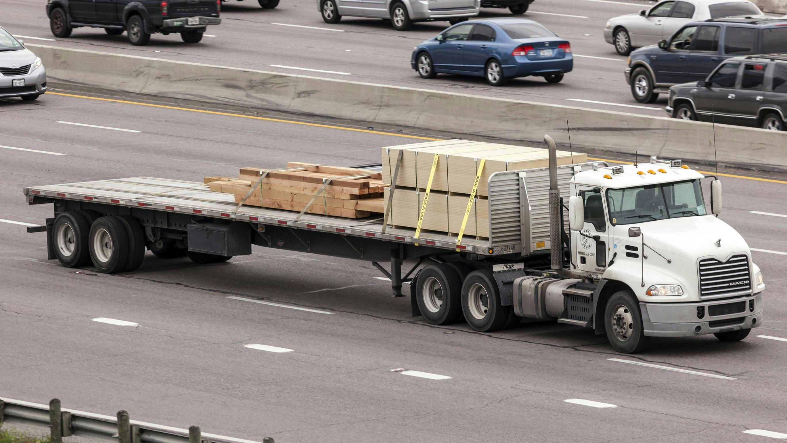 Dry van and refrigerated spot rates fall while flatbed rates show modest gains week over week