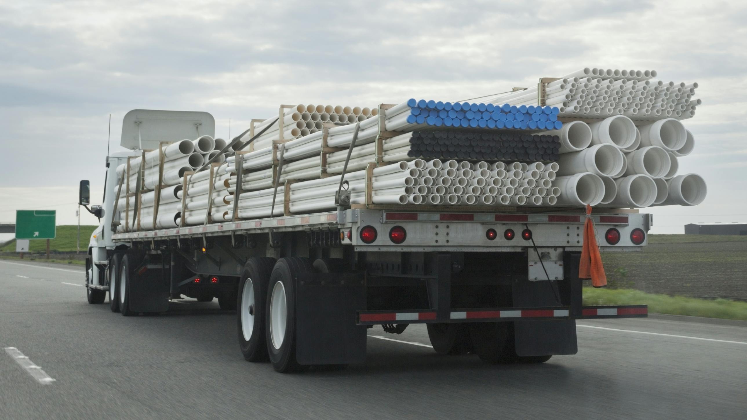 Flatbed spot rates rise as dry van and reefer markets stabilize, FTR and DAT data show