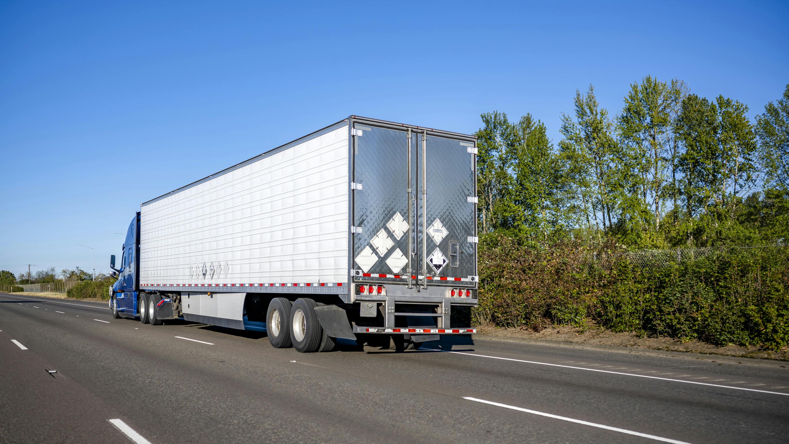 Spot freight market strengthens as dry van, reefer, and flatbed rates post sustained gains across U.S. truckload demand trends