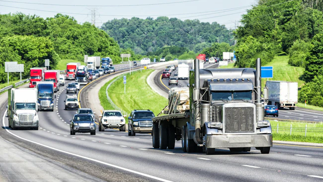 How poor communication in trucking safety roles increases driver distraction and operational risk