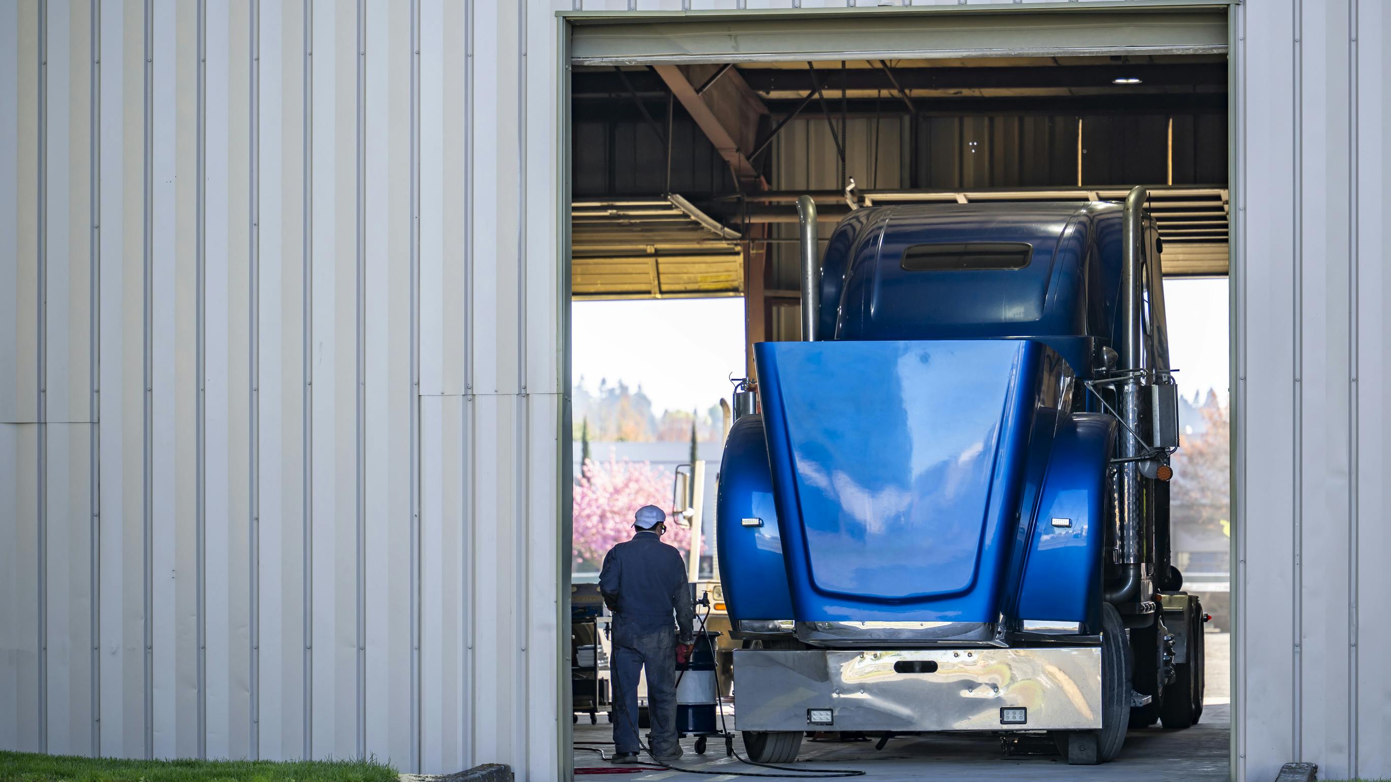 How fleet managers can retain diesel technicians in a competitive labor market