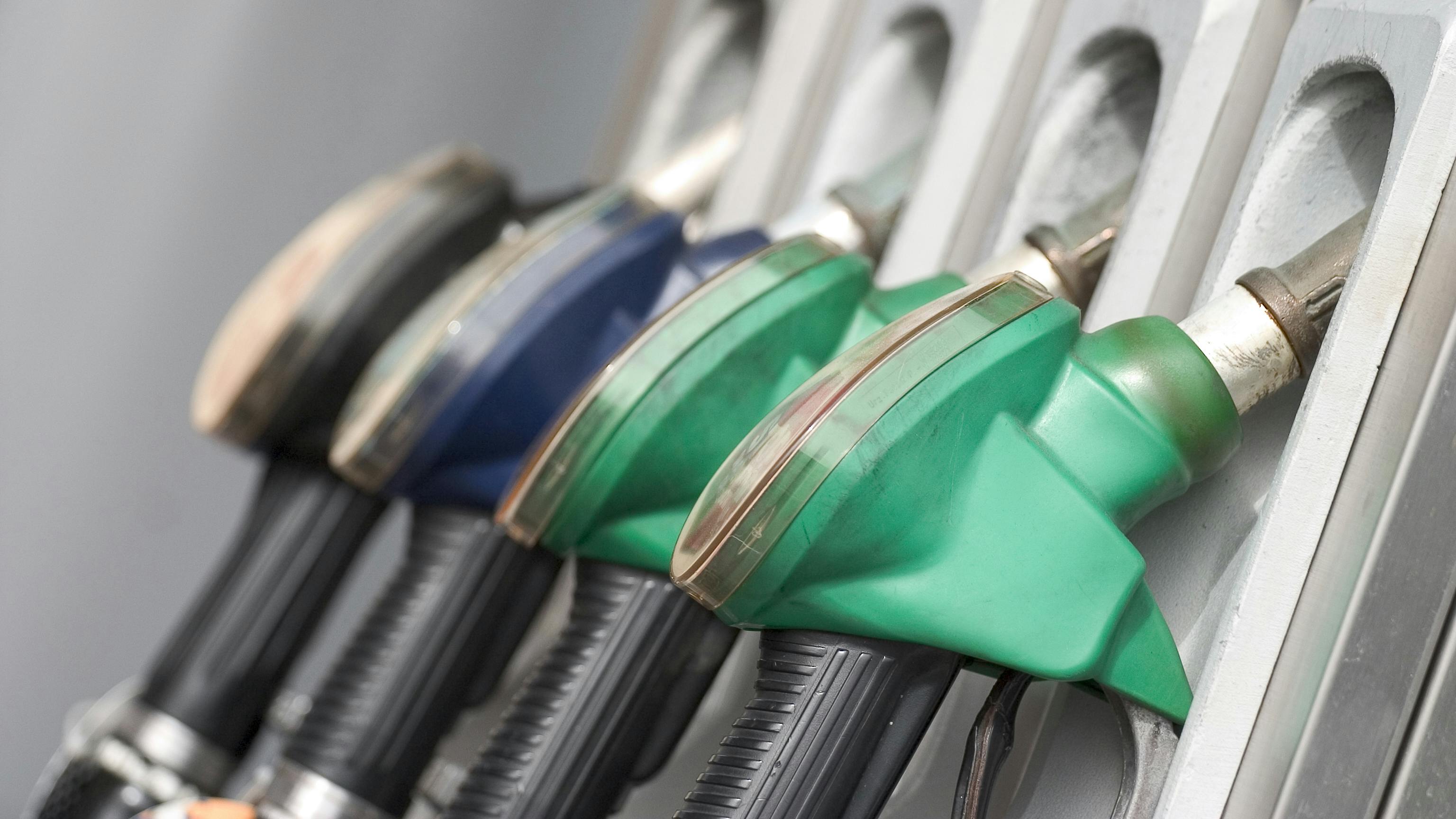 U.S. diesel and gasoline prices fall for third week as fuel costs ease nationwide despite global supply risk