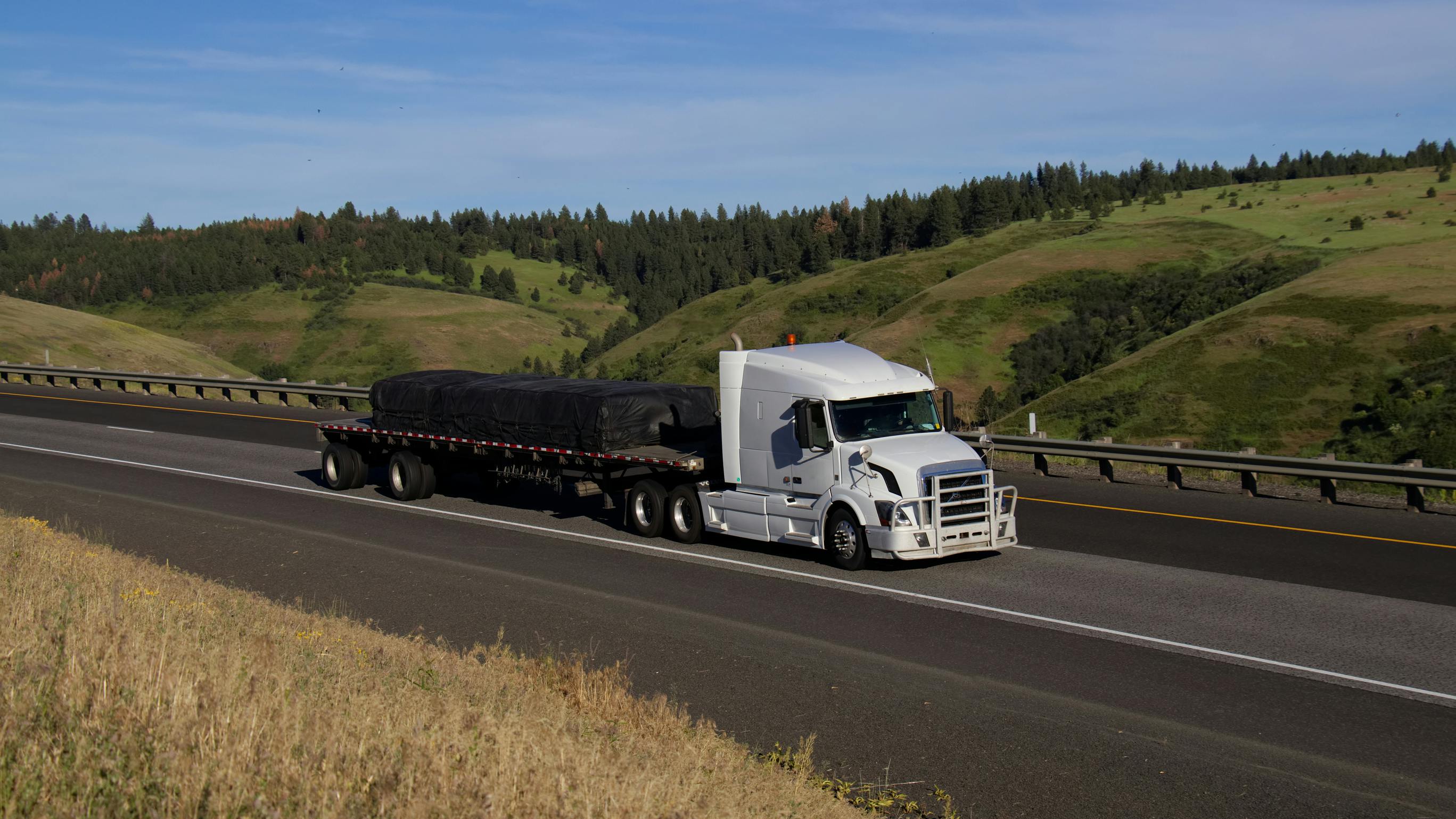 Dry van and refrigerated spot rates decline while flatbed freight rates increase across trucking markets