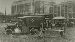 The American Red Cross carries out training with the help of a Model T in front of the Highland Park Plant. The American Red Cross carries out training with the help of a Model T in front of the Highland Park Plant.