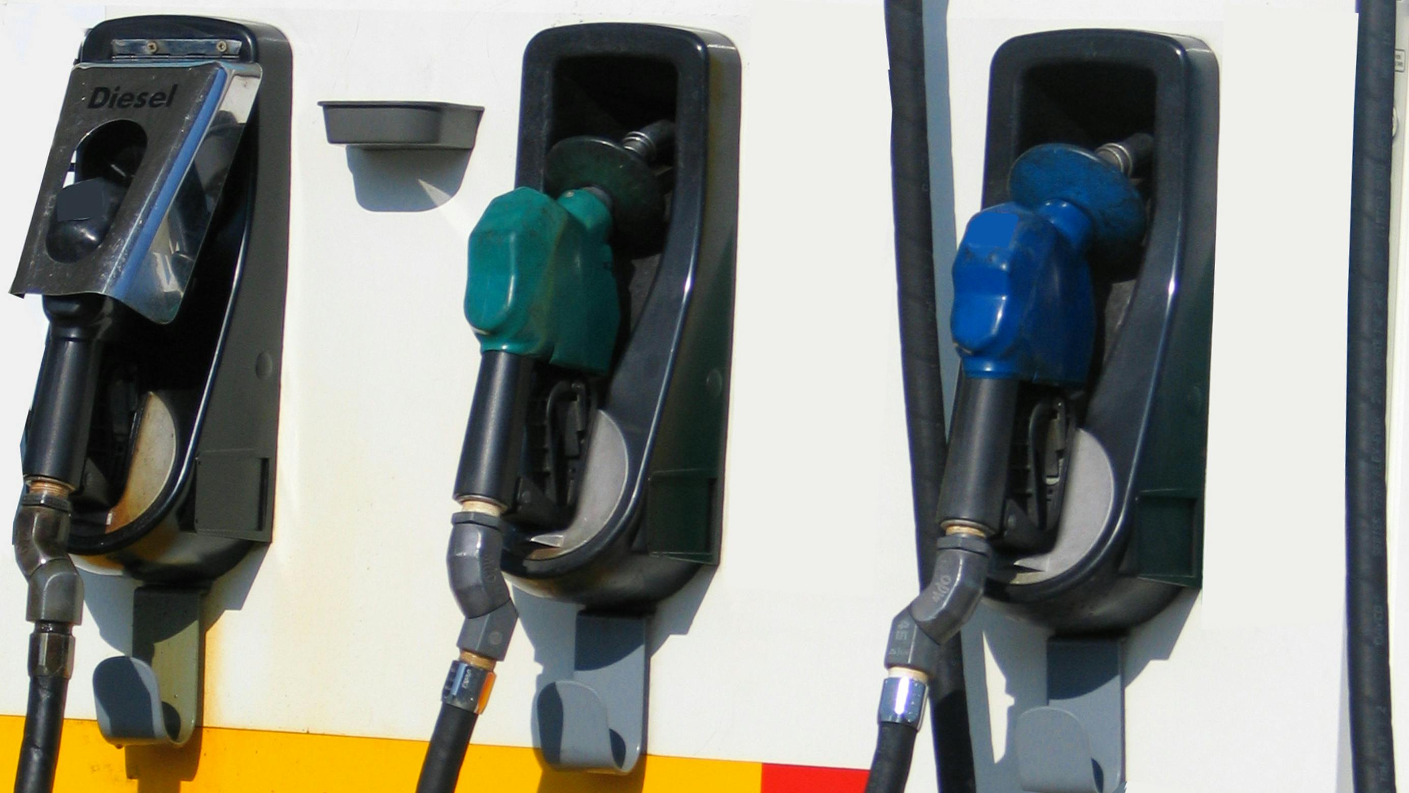 EIA diesel prices drop 9 cents as fleets monitor Iran conflict risks