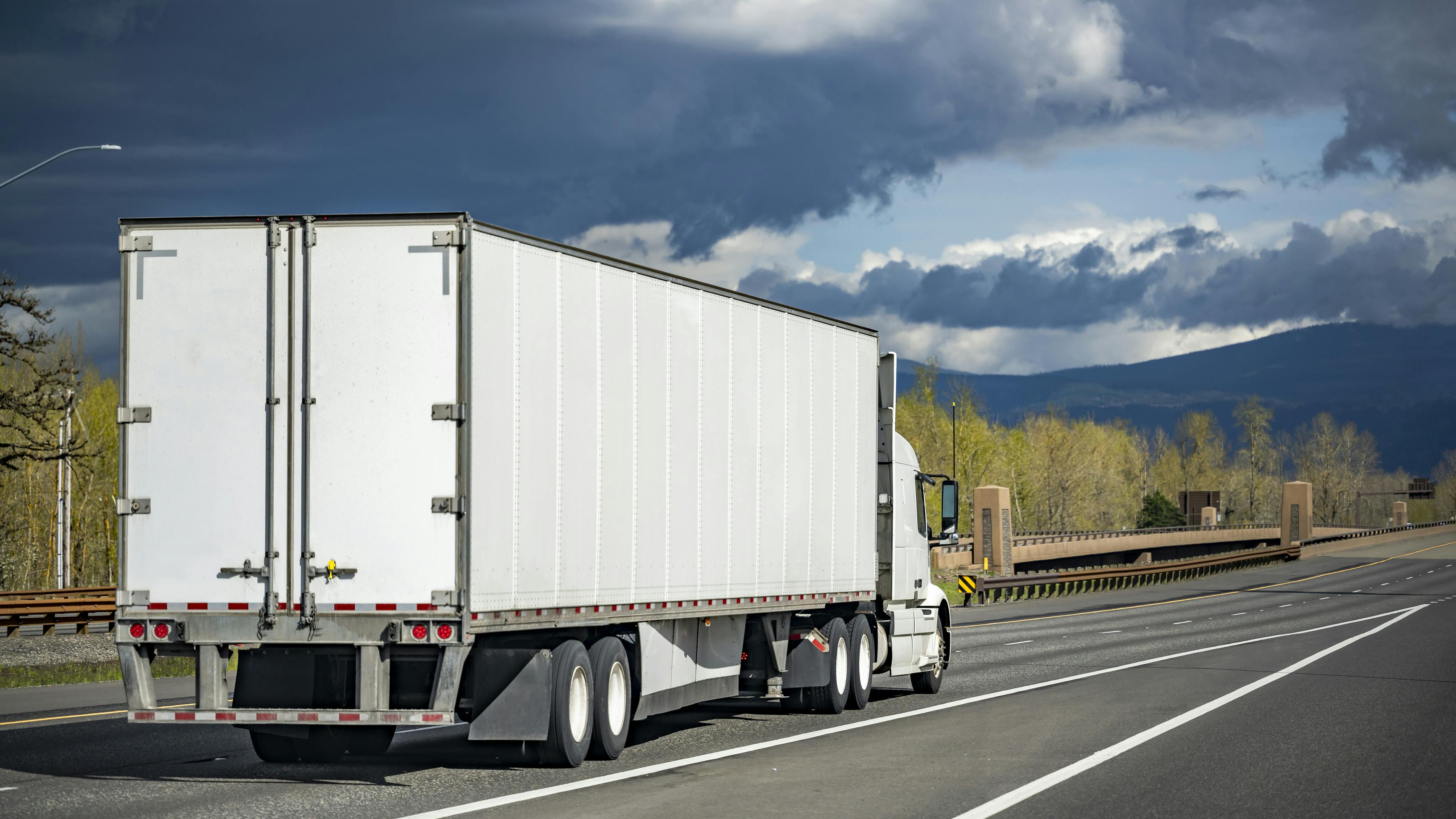 Dry van and reefer spot rates reach new highs as the truckload market tightens