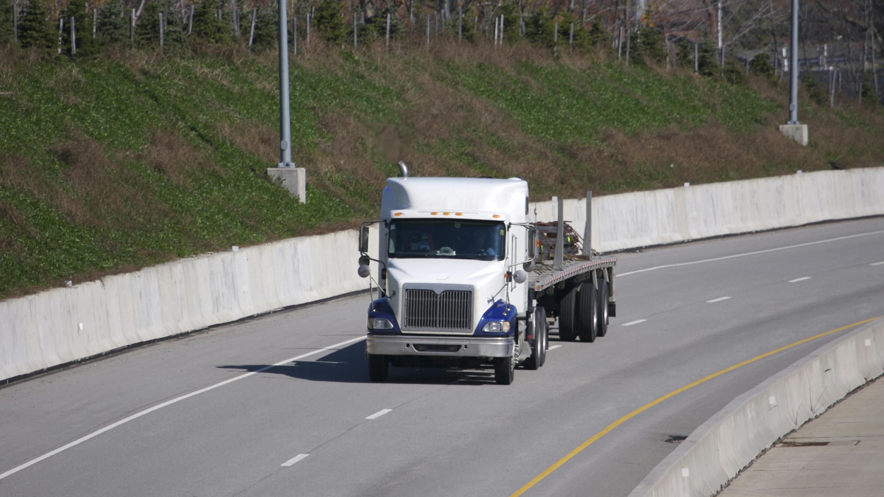 Spot market rates fall for dry van, refrigerated, and flatbed freight in latest data