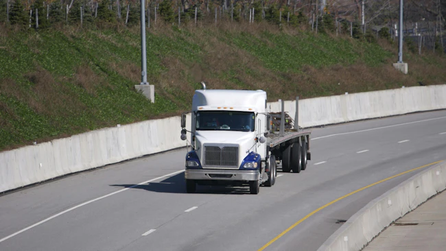 Spot market rates fall for dry van, refrigerated, and flatbed freight in latest data