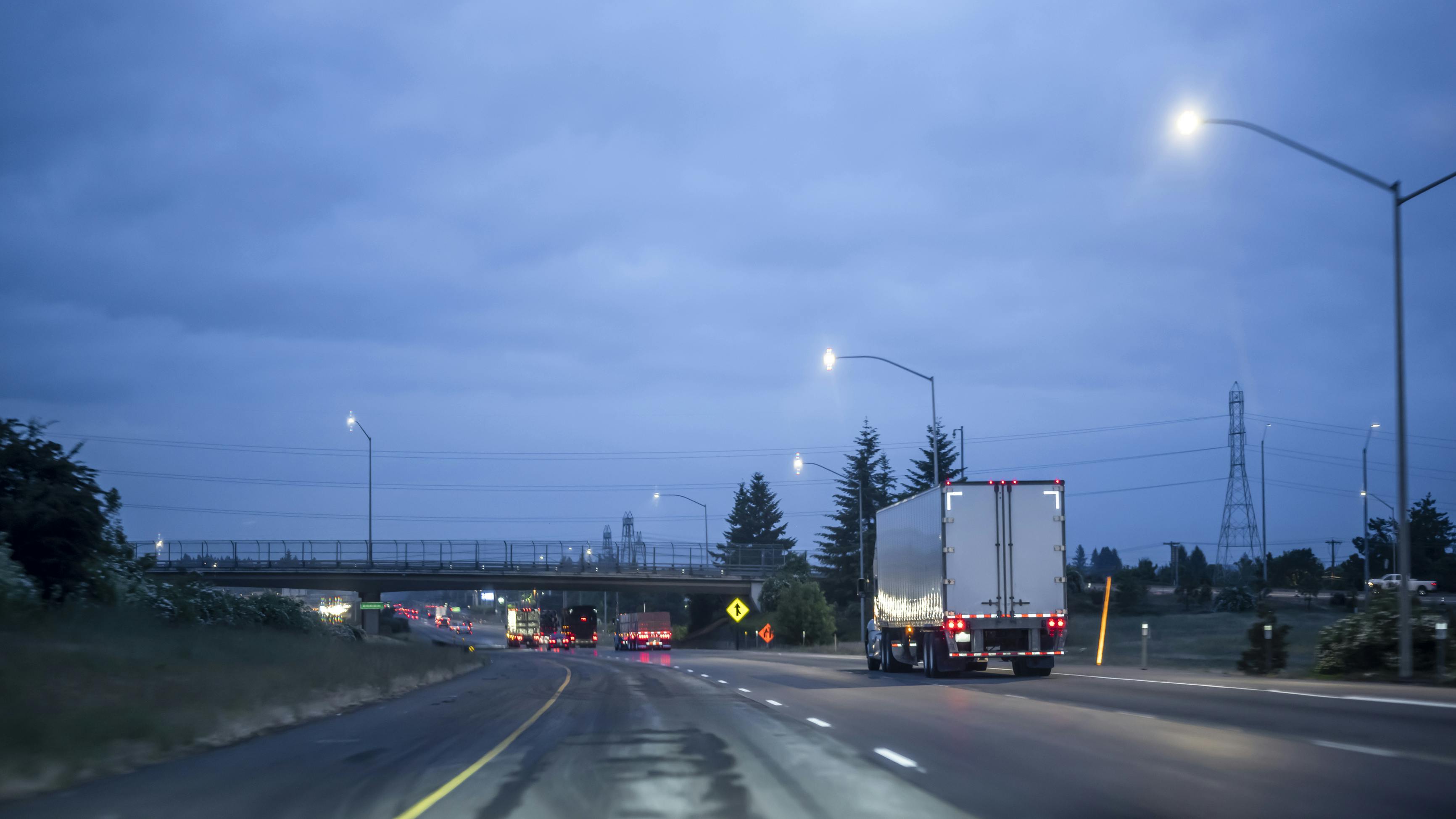 2026 asset tracking devices help trucking fleets monitor cargo and equipment