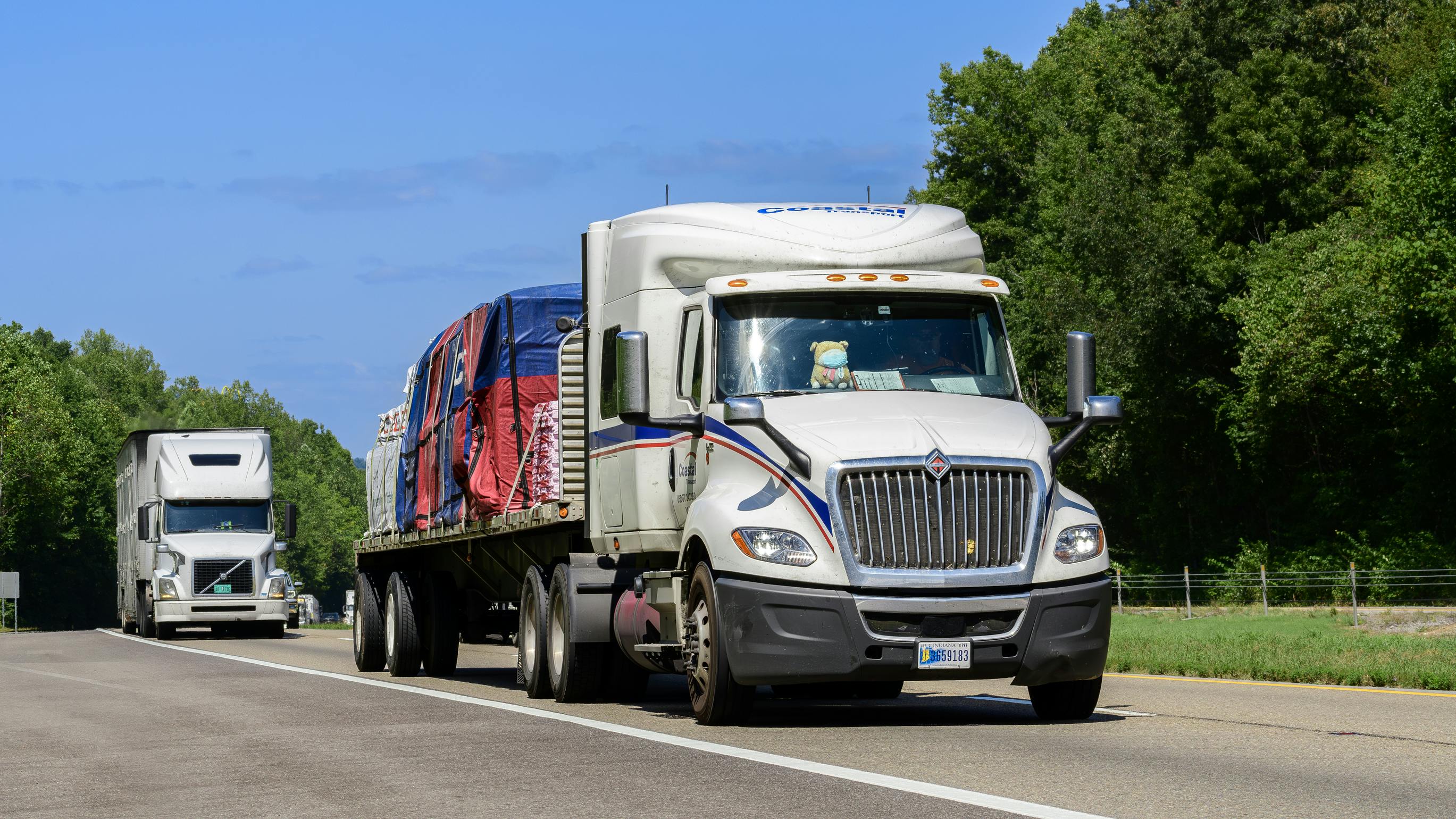 Truckload spot rates fall sharply as dry van, reefer, and flatbed rates decline