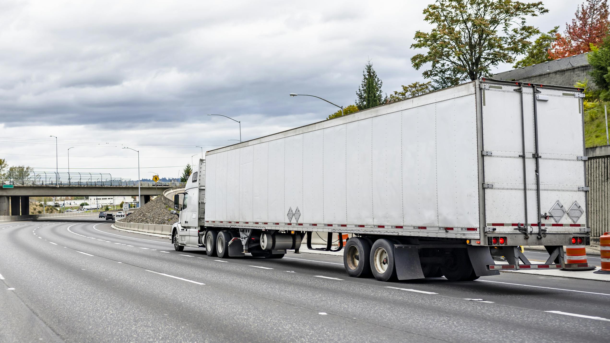 NACFE&rsquo;s Messy Middle study examines Class 8 powertrain choices and fleet costs