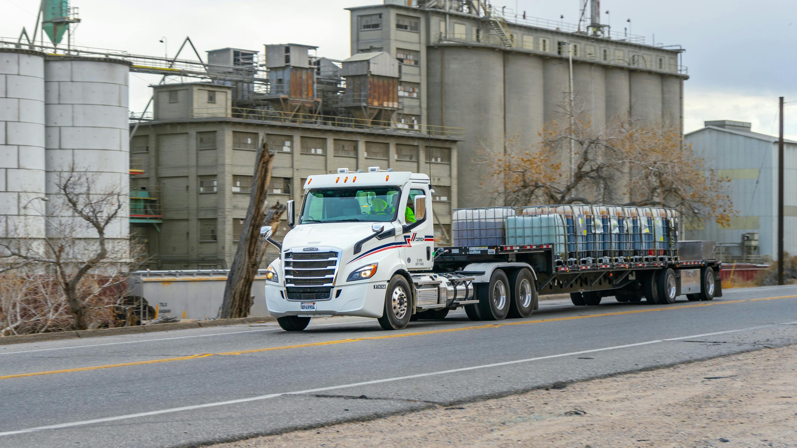 Truckload spot rates rise for dry van and reefer, fall for flatbed