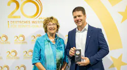 From left to right: Brigitte Zypries, former Federal Minister of Justice and Federal Minister of Economics with Thomas Wissing de Freitas, Sustainability Manager at Schmitz Cargobull at the award ceremony in Berlin