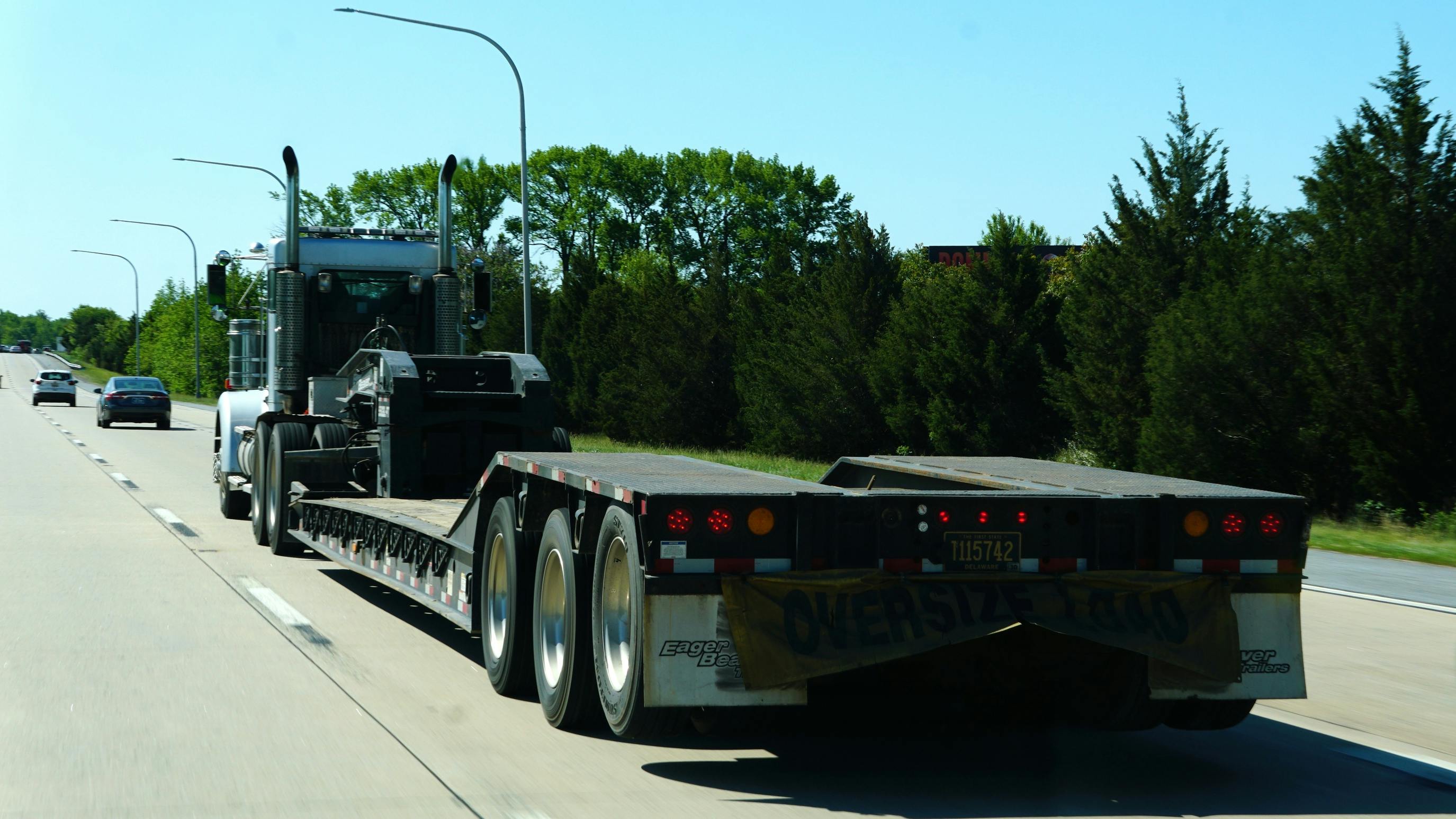 U.S. truckload spot rates hold steady for second week as dry van, reefer, and flatbed trends diverge