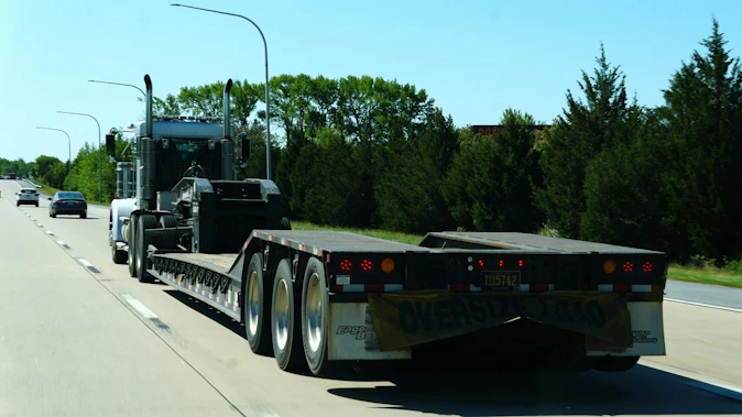 U.S. truckload spot rates hold steady for second week as dry van, reefer, and flatbed trends diverge
